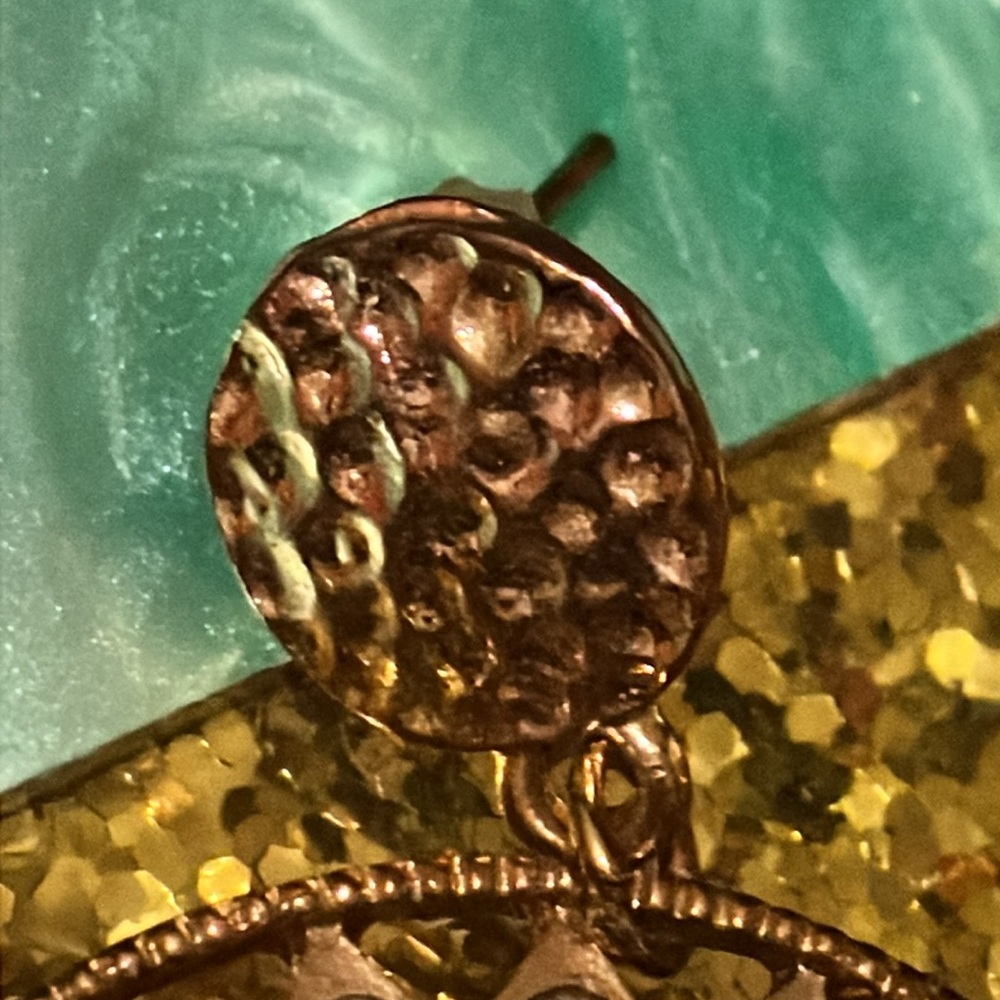 Pretty, gold earring. - Picture 3 of 4